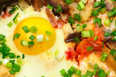 Karışık sebze ve yumurta, yakın görüş, domatesli pişirme tepsisi, brokoli ve baharatlar, ev yemeği.