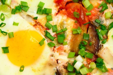 Karışık sebze ve yumurta, yakın görüş, domatesli pişirme tepsisi, brokoli ve baharatlar, ev yemeği.