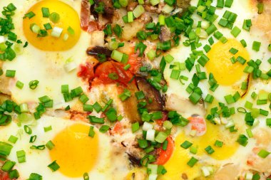 Karışık sebze ve yumurta, yakın görüş, domatesli pişirme tepsisi, brokoli ve baharatlar, ev yemeği.