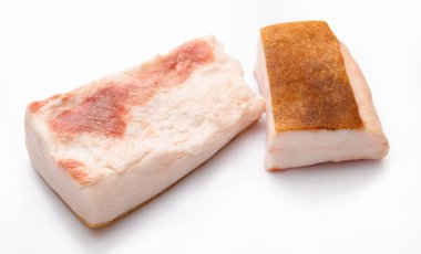 Beyaz arka planda çiğ domuz yağı, domuz yağı.