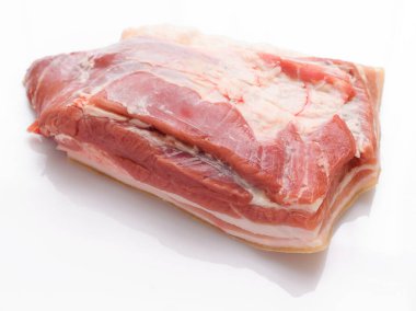 Beyaz arka planda çiğ et, domuz eti ve domuz yağı.