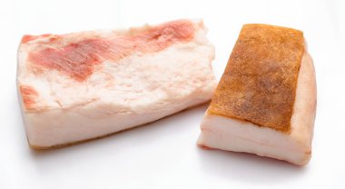 Beyaz arka planda çiğ domuz yağı, domuz yağı.