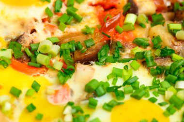 Karışık sebze ve yumurta, yakın görüş, domatesli pişirme tepsisi, brokoli ve baharatlar, ev yemeği.