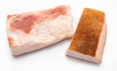 Beyaz arka planda çiğ domuz yağı, domuz yağı.