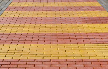 zemin olarak kaldırım levhalarından yapılmış yürüyüş yolu, parlak güneş ışığı