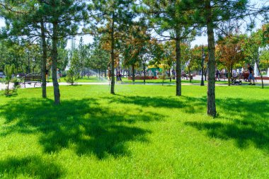 Tiraspol, Transnistria, Moldova - 6 Eylül 2020: Bir yaz günü Central City Park, insanlar yürüyor ve çocuklar sokak fotoğrafı