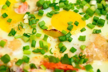 Karışık sebze ve yumurta, yakın görüş, domatesli pişirme tepsisi, brokoli ve baharatlar, ev yemeği.