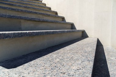 Yapım aşamasındaki mermer ve beton merdivenler, evin ön girişi.