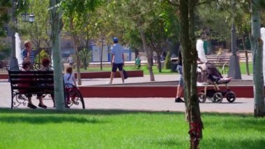 Tiraspol, Transnistria, Moldova 6 Eylül 2020: Central City Park bir yaz günü, insanlar yürüyor ve dinleniyor