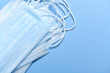 Virüslere, mikroplara, kovid veya koronavirüse ve diğer enfeksiyonlara karşı solunum koruma maskesi