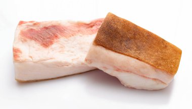 Beyaz arka planda çiğ domuz yağı, domuz yağı.