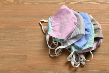 Virüslere, mikroplara, covid veya coronavirüs 'e ve diğer enfeksiyonlara karşı el yapımı koruyucu yüz maskesi.