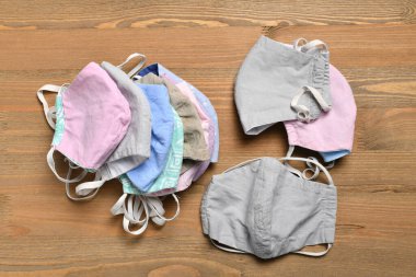 Virüslere, mikroplara, covid veya coronavirüs 'e ve diğer enfeksiyonlara karşı el yapımı koruyucu yüz maskesi.