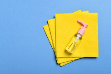 Virüs ve mikropların dezenfekte edilmesi ve hijyenik tedavi için temizleme bezleriyle dezenfektan.