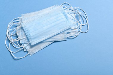 Virüslere, mikroplara, kovid veya koronavirüse ve diğer enfeksiyonlara karşı solunum koruma maskesi