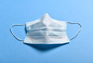 Virüslere, mikroplara, kovid veya koronavirüse ve diğer enfeksiyonlara karşı solunum koruma maskesi