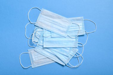 Virüslere, mikroplara, kovid veya koronavirüse ve diğer enfeksiyonlara karşı solunum koruma maskesi