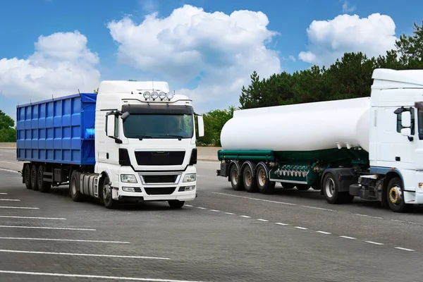 Vrachtvervoer Concept Twee Vrachtwagens Een Weg Witte Tankwagen Blauwe Container — Stockfoto