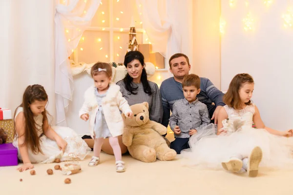 Ritratto Famiglia Genitori Bambini Casa Interni Decorati Con Luci Regali — Foto Stock
