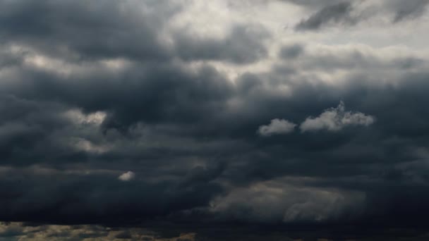 雨の前に嵐の雲の時間の経過と美しい暗い劇的な空 — ストック動画