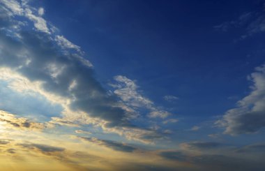 Güzel gün batımı gökyüzü, parlak güneş ve karanlık bulutların silueti bir arka plan olarak