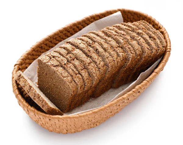 在柳条篮中切碎的黑麦面包 在白色背景上隔离 — 图库照片