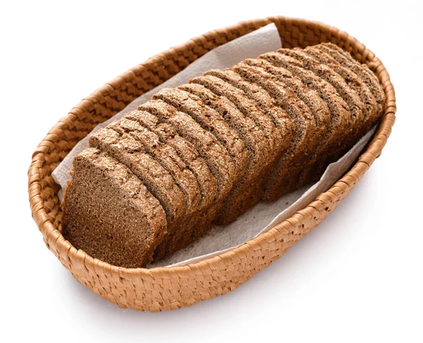 Gesneden Roggebrood Een Rieten Mand Geïsoleerd Een Witte Achtergrond — Stockfoto