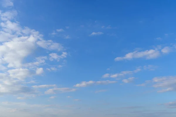 Cielo Brillante Con Hermosas Nubes Durante Una Noche Como Fondo — Foto de Stock