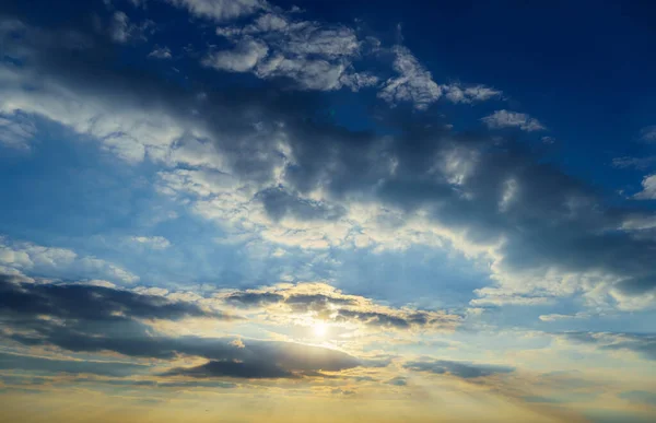 背景には美しい夕焼け空明るい太陽と暗い雲のシルエット — ストック写真