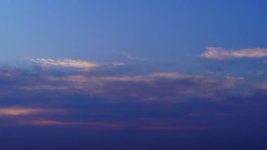 Güzel gün batımı gökyüzü zaman aşımı, parlak güneş ışığı ve arka plan olarak bulutların silueti.