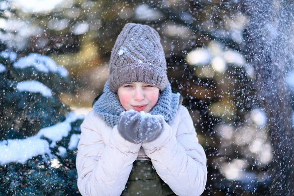 Une Adolescente Pose Dans Une Forêt Hiver Elle Une Poignée — Photo