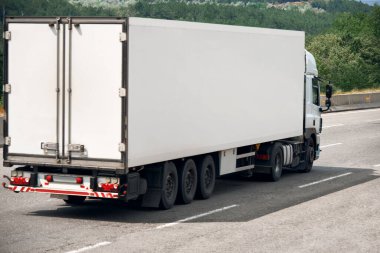 Beyaz kamyon otoyolda - iş, ticari, kargo taşımacılığı konsepti, kenar görüşlü boş alan