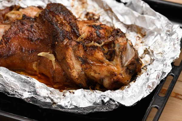 고기와 호일에 돼지고기 — 스톡 사진