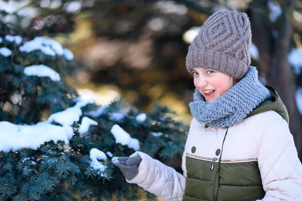 Adolescente Posando Floresta Inverno Brincando Com Neve — Fotografia de Stock