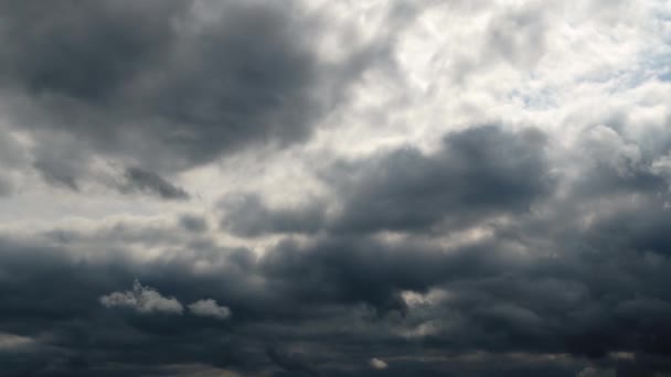 雨の前に嵐の雲の時間の経過と美しい暗い劇的な空 — ストック動画