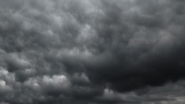 Piękne Ciemne Dramatyczne Niebo Burzliwymi Chmurami Czas Upływa Przed Deszczem — Wideo stockowe