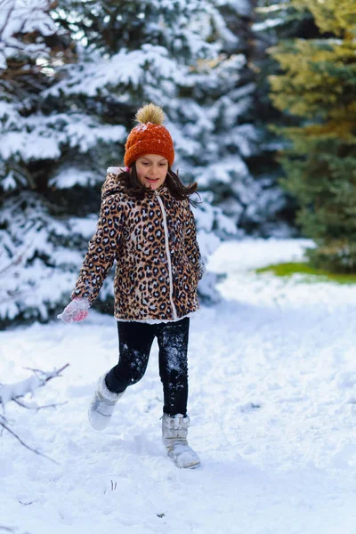 Enfant Fille Courir Jouer Avec Neige Dans Forêt Hiver Sapins — Photo