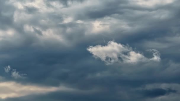 雨の前に嵐の雲の時間の経過と美しい暗い劇的な空 — ストック動画