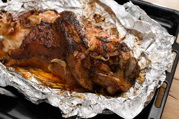 Daging Panggang Dan Bawang Goreng Pada Lembaran Kue Daging Babi — Stok Foto