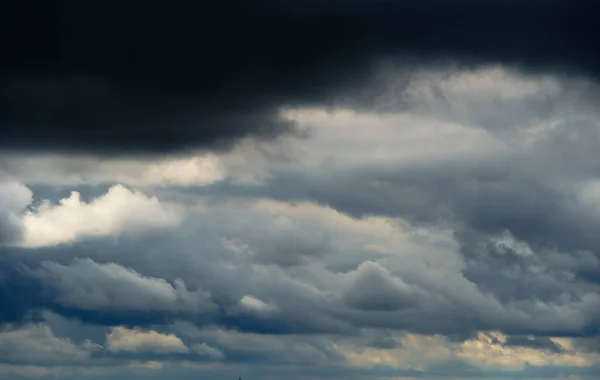 Langit Gelap Yang Indah Dramatis Dengan Awan Badai Sebelum Hujan — Stok Foto