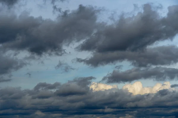 Όμορφο Σκοτεινό Δραματικό Ουρανό Θυελλώδη Σύννεφα Πριν Από Βροχή — Φωτογραφία Αρχείου
