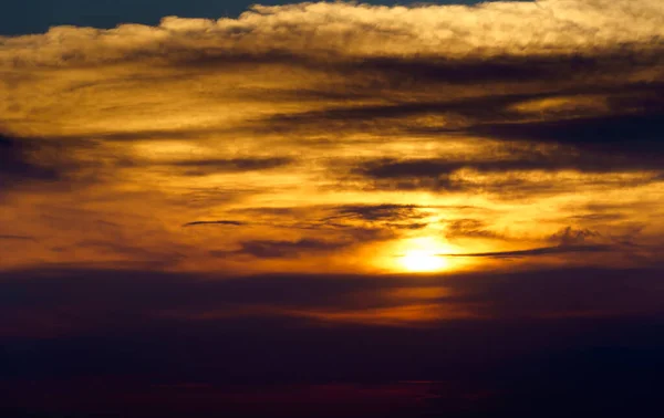 Prachtige Zonsondergang Hemel Heldere Zon Donker Silhouet Van Wolken Als — Stockfoto