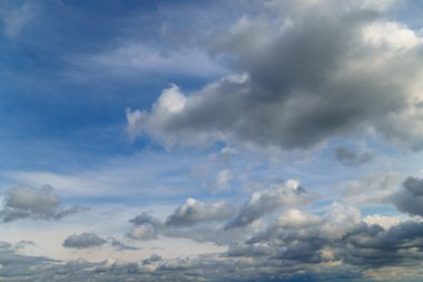 Güzel, karanlık, dramatik gökyüzü fırtınalı bulutlarla yağmurdan önce