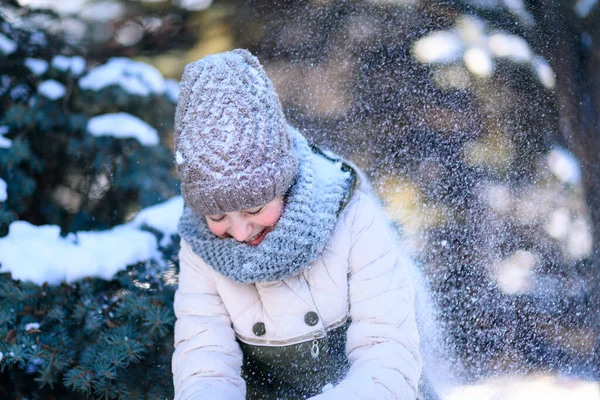 Adolescent Fille Posant Dans Forêt Hiver Jouer Avec Neige — Photo