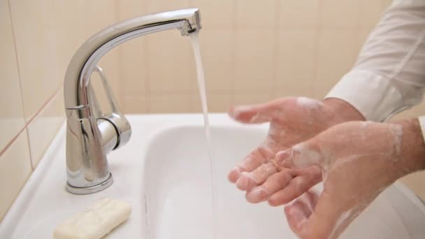 Lavagem Das Mãos Com Sabão Gel Sob Água Corrente Lavatório — Vídeo de Stock