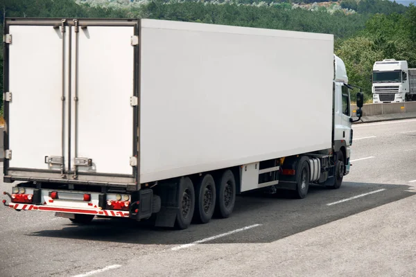 白色卡车在公路上 货物运输概念 侧面是净空的空间 — 图库照片