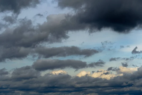 Bellissimo Cielo Buio Drammatico Con Nuvole Tempestose Prima Della Pioggia — Foto Stock