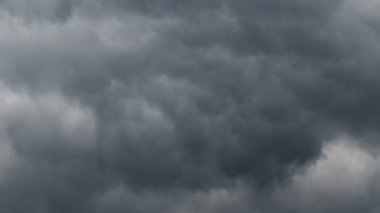 Güzel, karanlık, dramatik gökyüzü, fırtınalı bulutlar, zaman yağmurdan önce akıp gidiyor. 