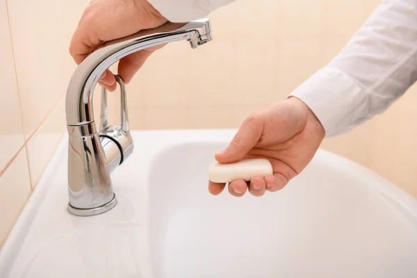 Händewaschen Mit Seife Oder Gel Unter Fließendem Wasser Waschbecken Sauberkeit — Stockfoto