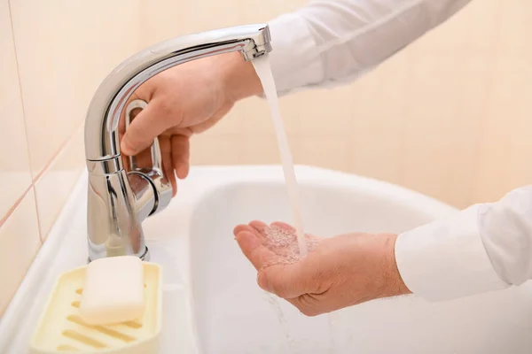 Lavado Manos Con Jabón Gel Bajo Agua Corriente Lavabo Limpieza — Foto de Stock